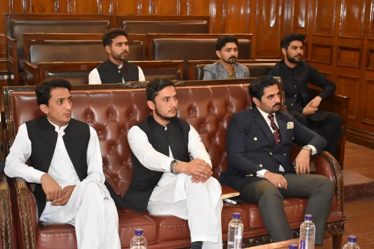 Zaviah students during the educational visit to the Khyber Pakhtunkhwa Assembly in Peshawar, photo 18 of 19