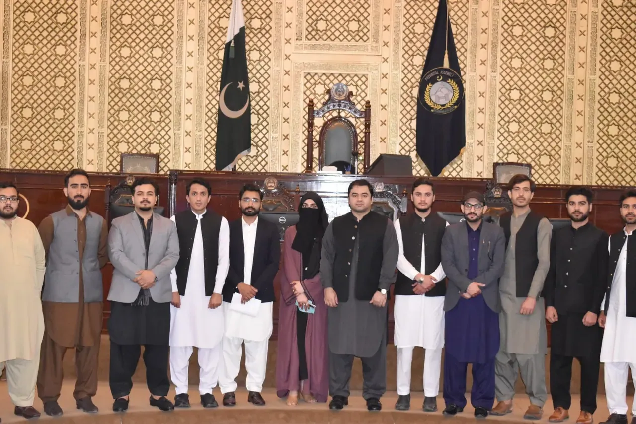 Zaviah students during the educational visit to the Khyber Pakhtunkhwa Assembly in Peshawar, photo 3 of 19